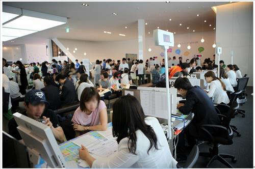 인천 송도국제도시 RM2블록에 공급되는 '송도 더샵 센트럴시티' 견본주택의 상담석 모습.  포스코건설 제공